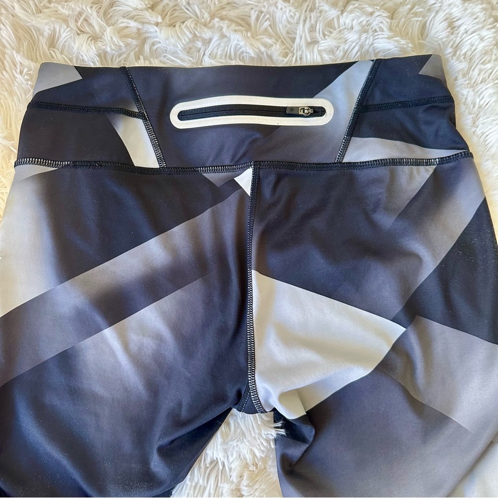 ATHLETA Sonar Tight Magnetic Black Gray Geometric Print Leggings Small Women’s - Picture 5 of 6